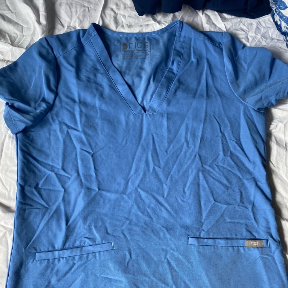 Figs scrub top